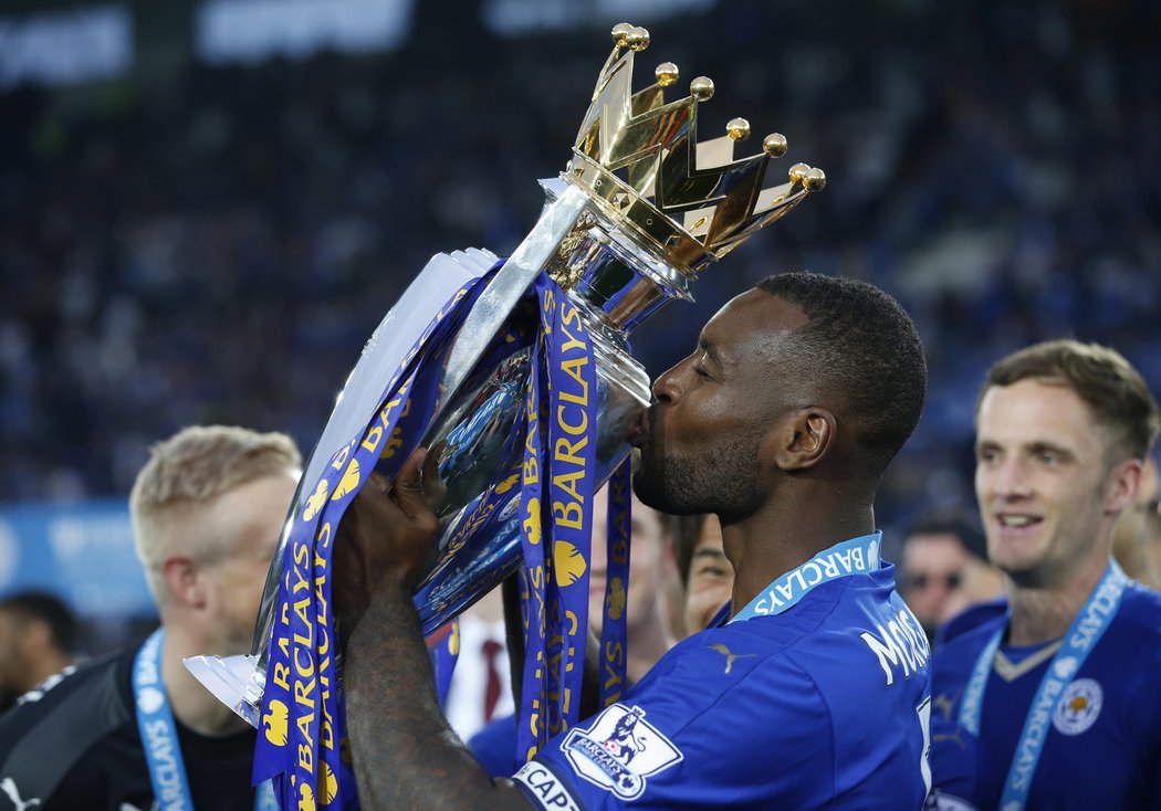 Wes Morgan líbá trofej pro vítěze Premier League. Slavil celý Leicester.