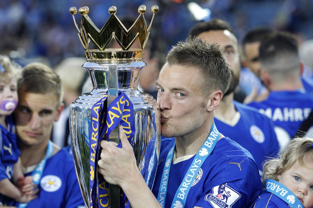 Jamie Vardy, hvězda Leicesteru, líbá trofej pro vítěze Premier League.