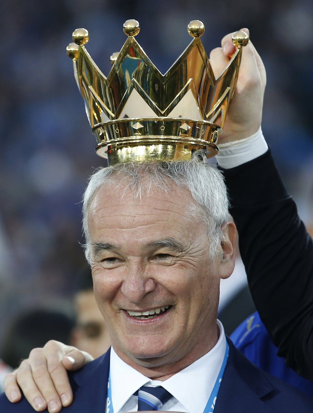 Fotbalový král Anglie Claudio Ranieri. Manažer Leicesteru slavil s týmem triumf v Premier League.