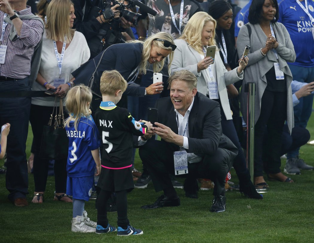 Peter Schmeichel, legendární gólman Manchesteru United, si fotí své vnoučky na oslavě mistrovského titulu Leicesteru. V brance &#34;lišek&#34; stál Schmeichelův syn Kasper.