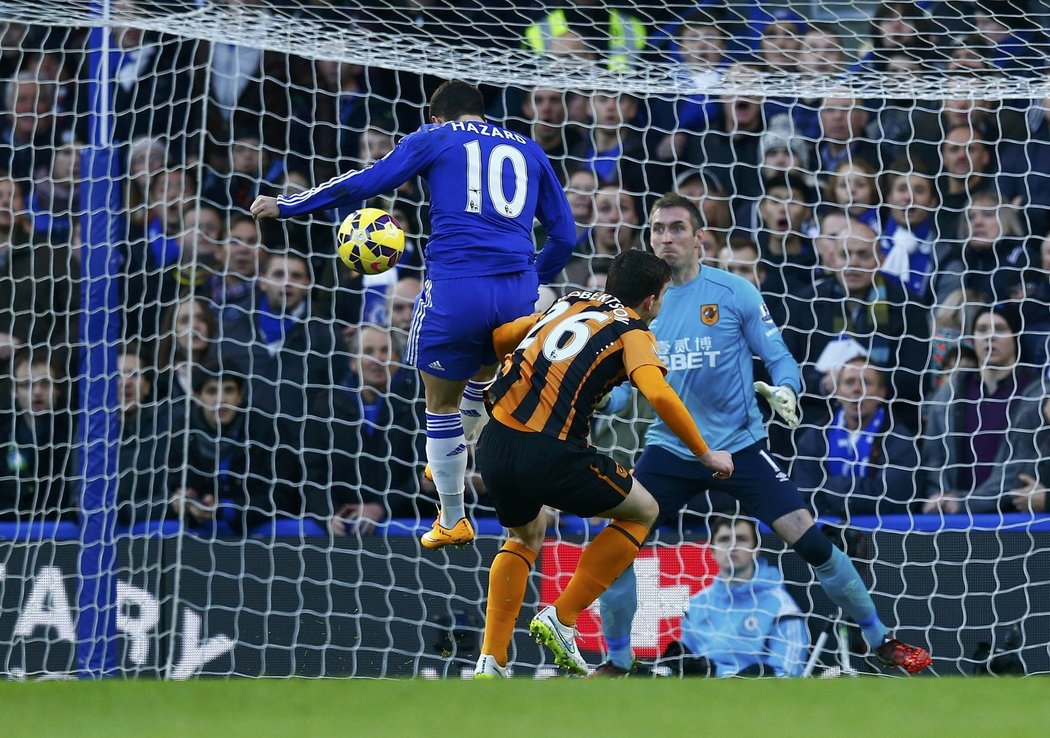 Belgičan Eden Hazard střílí první gól Chelsea v utkání s Hullem. Chelsea vyhrála 2:0.