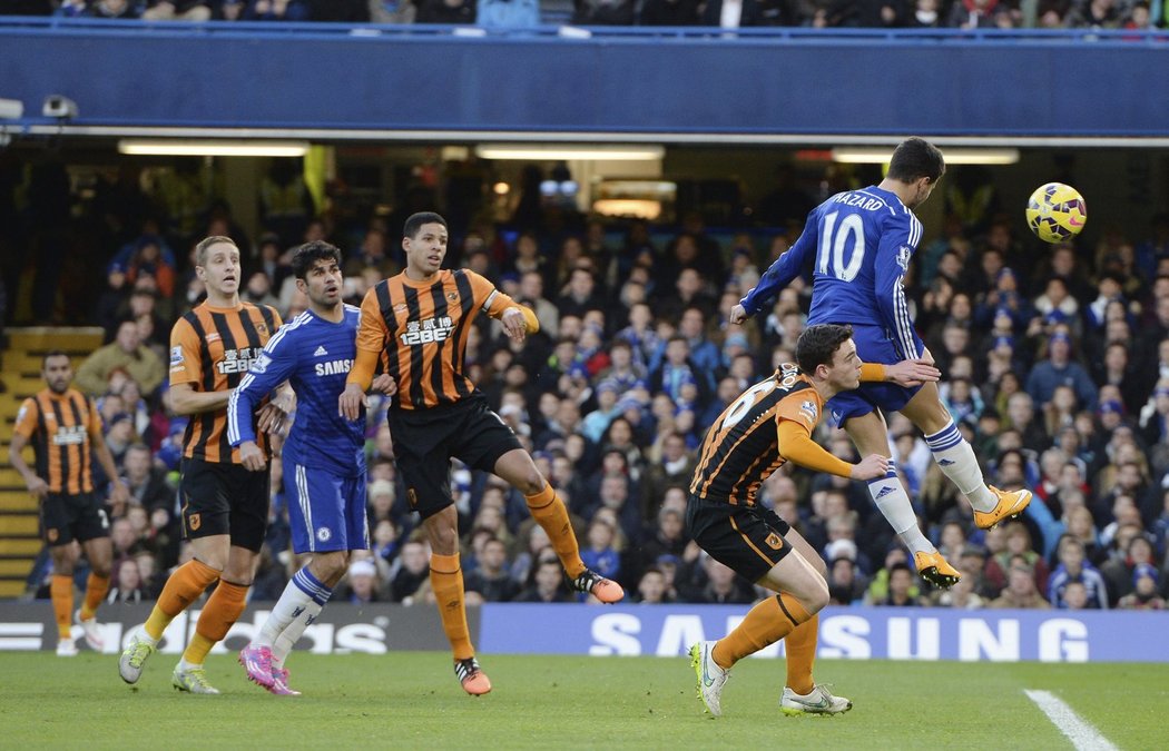 Belgičan Eden Hazard střílí první gól Chelsea v utkání s Hullem. Chelsea vyhrála 2:0.