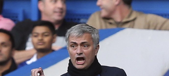 Manažer Chelsea Jose Mourinho gestikuluje během utkání s QPR. Chelsea vyhrála 2:1.