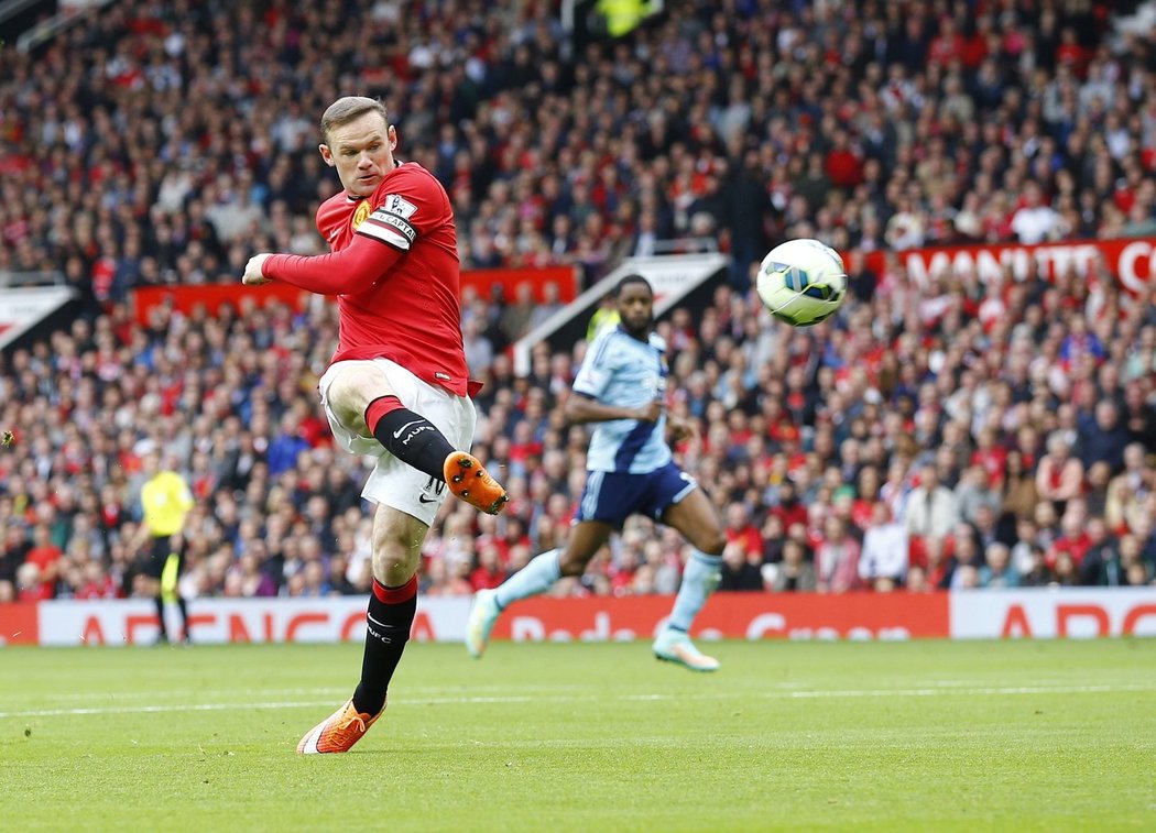Kanonýr Manchesteru United Wayne Rooney střílí gól West Hamu v utkání Premier League