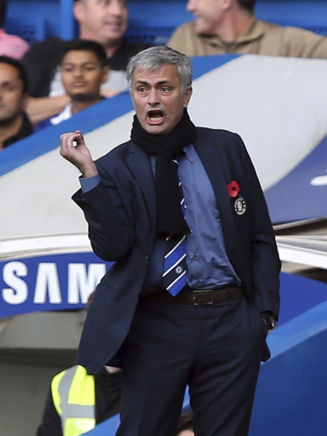 Manažer Chelsea Jose Mourinho gestikuluje během utkání s QPR. Chelsea vyhrála 2:1.