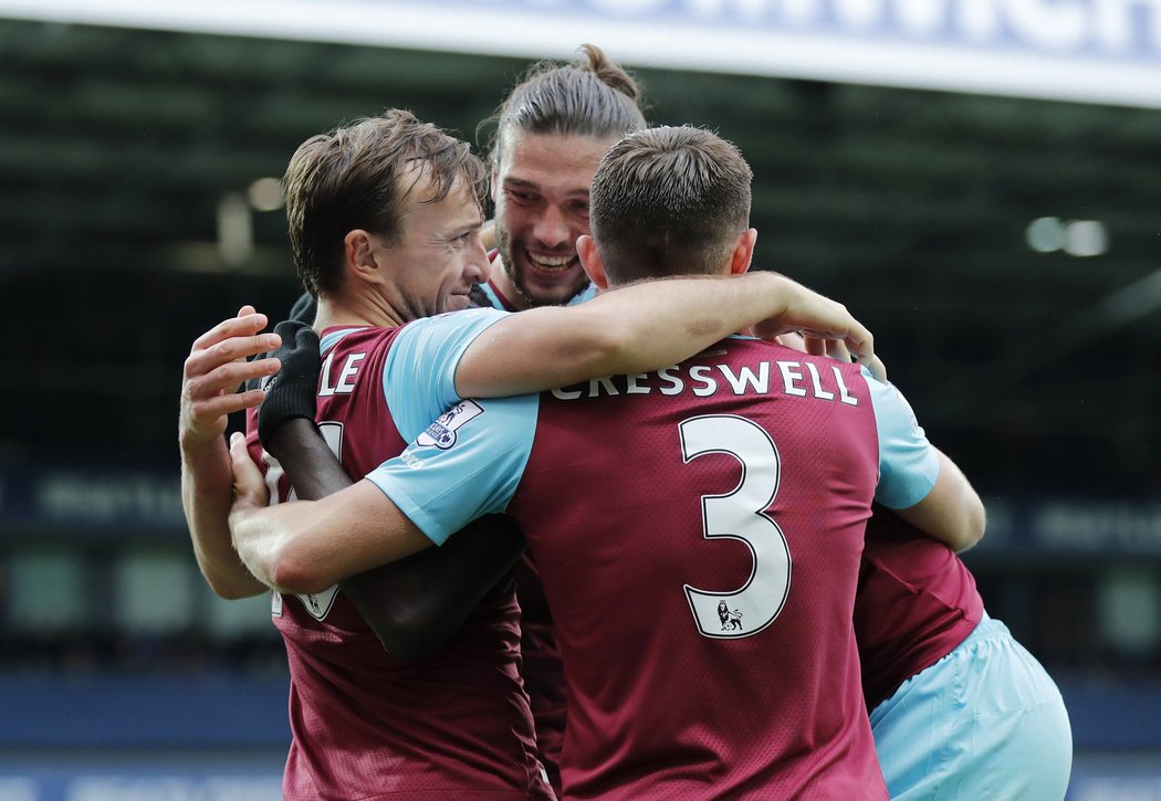 Fotbalisté West Hamu zvítězili v 36. kole anglické ligy na hřišti West Bromwiche 3:0 a posunuli se na páté místo před Manchester United.