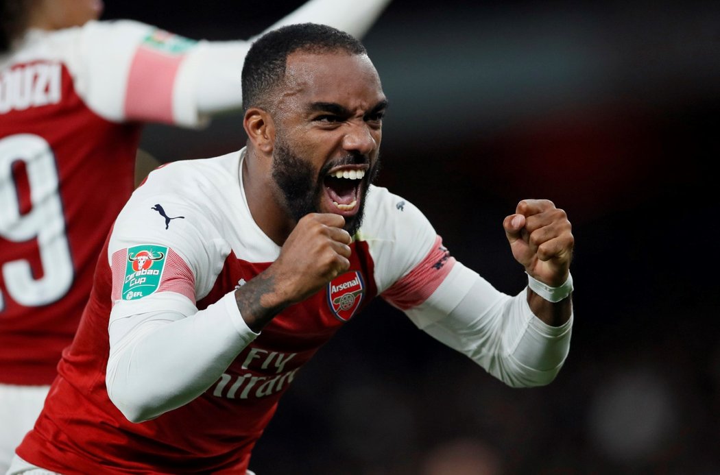 Alexandre Lacazette slaví branku Arsenalu v Ligovém poháru