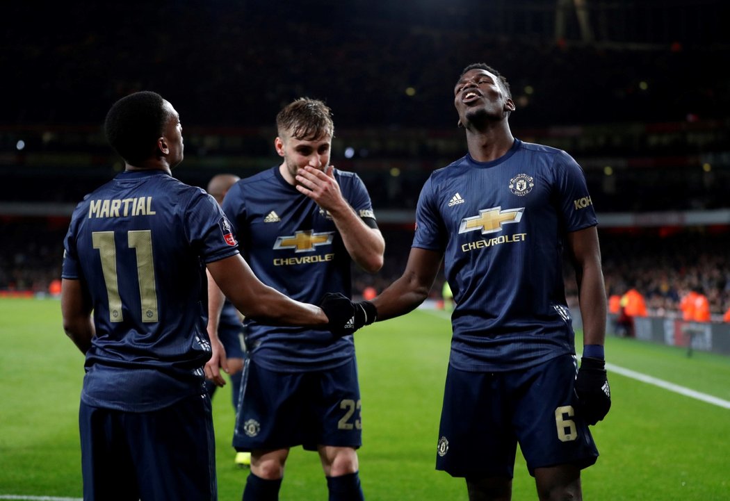 Fotbalisté Manchesteru United oslavují branku