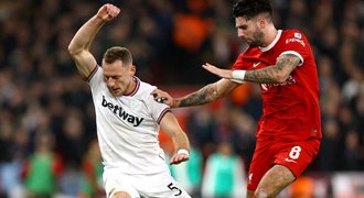 Souček s Coufalem u debaklu WHU v Ligovém poháru. Dál jde Liverpool