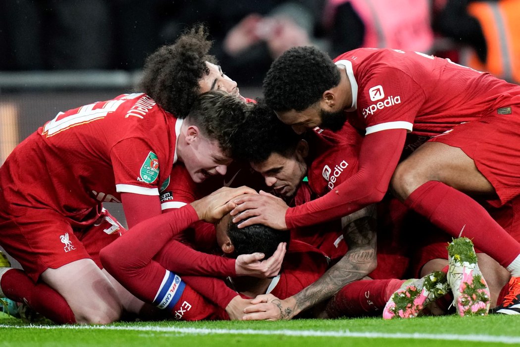 Fotbalisté Liverpoolu slaví rozhodující trefu ve finále Carabao Cupu proti Chelsea
