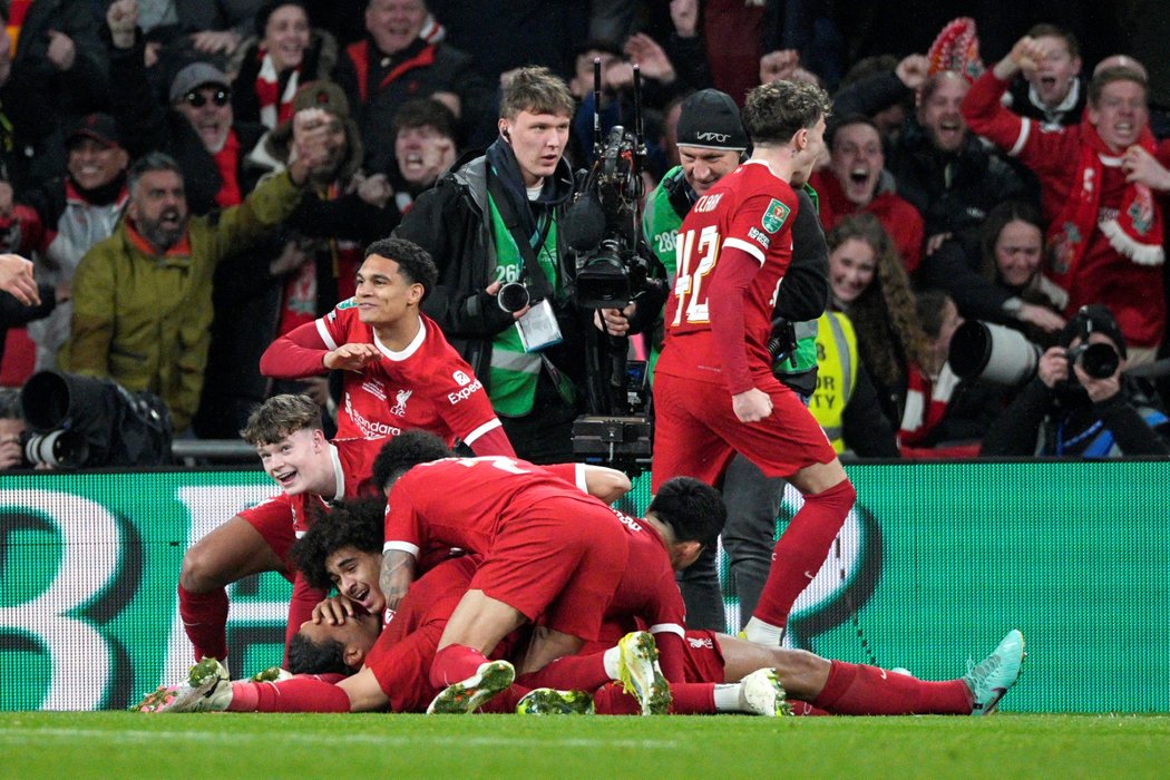 Fotbalisté Liverpoolu slaví rozhodující trefu ve finále Carabao Cupu proti Chelsea