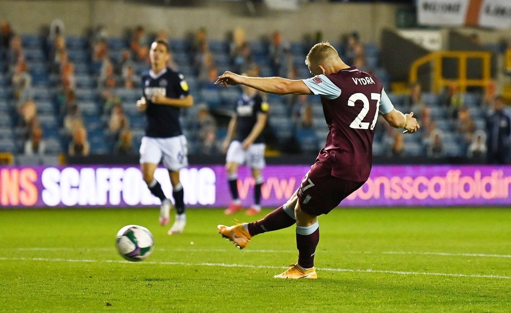 Matěj Vydra pojistil výhru Burnley na hřišti Milwallu trefou v nastaveném čase