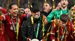 Kouč Jürgen Klopp se raduje s hráči Liverpoolu ze zisku Ligového poháru