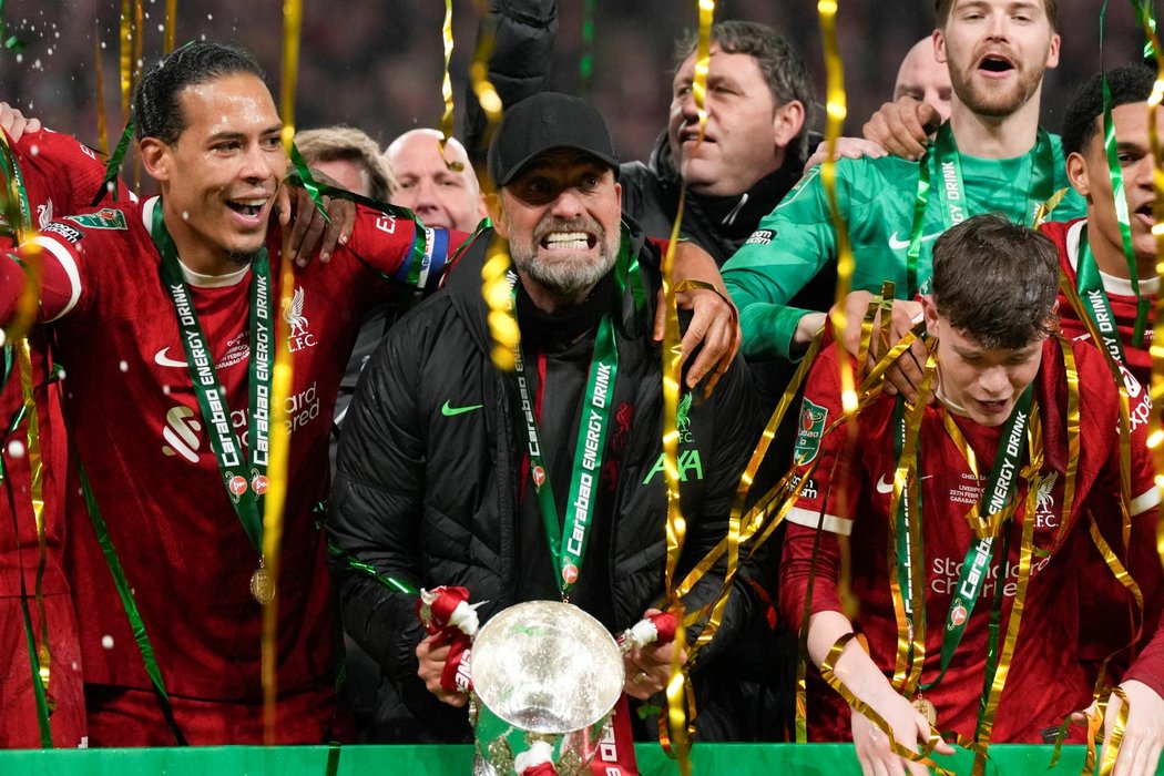 Kouč Jürgen Klopp se raduje s hráči Liverpoolu ze zisku Ligového poháru