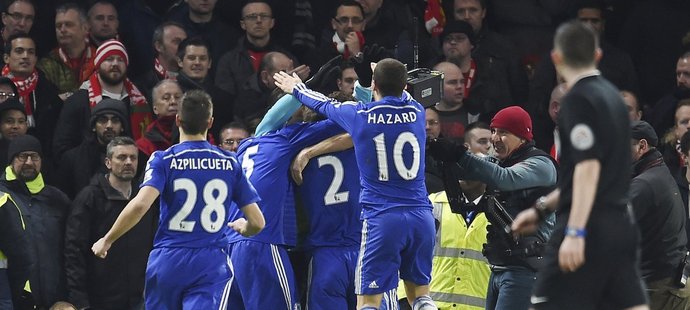 Fotbalisté Chelsea slaví gól Branislava Ivanoviče v semifinále Ligového poháru proti Liverpoolu