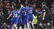 Fotbalisté Chelsea slaví gól Branislava Ivanoviče v semifinále Ligového poháru proti Liverpoolu