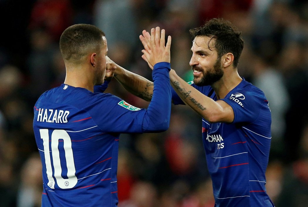 Eden Hazard a Cesc Fábregas slaví branku v Ligovém poháru proti Liverpoolu