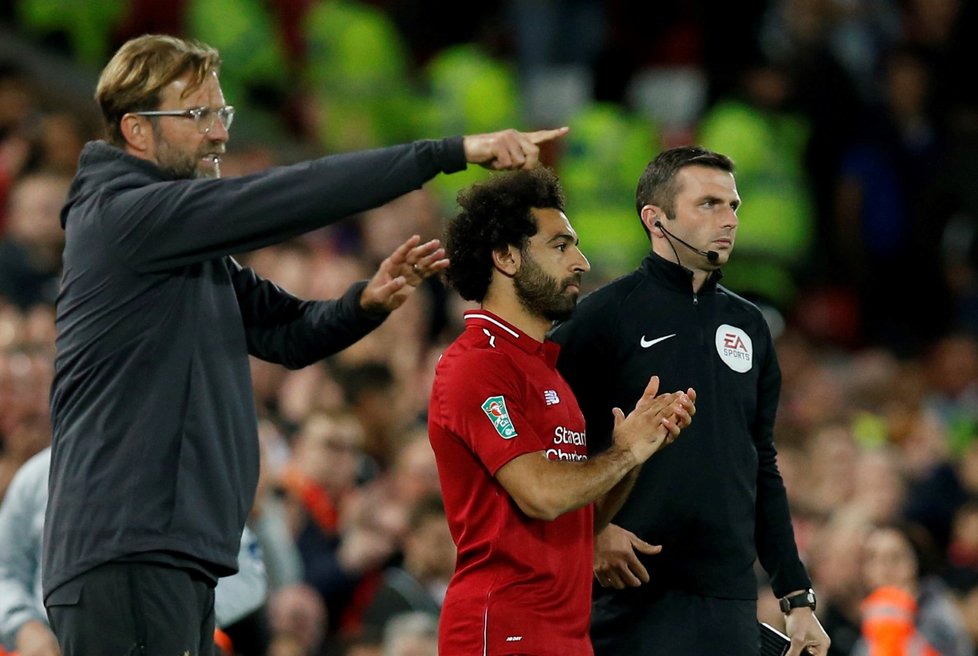 Trenér Liverpoolu Jürgen Klopp ve chvíli, kdy v Ligovém poháru proti Chelsea poslal na trávník Mohameda Salaha