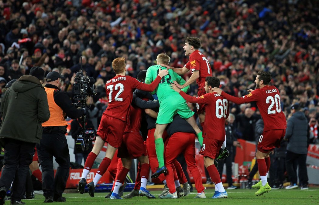 Fotbalisté Liverpoolu v osmifinále Ligového poháru udolali Arsenal v divokém zápase, který po remíze 5:5 rozhodl penaltový rozstřel