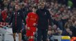 Ben Woodburn před střídáním s trenérem Kloppem