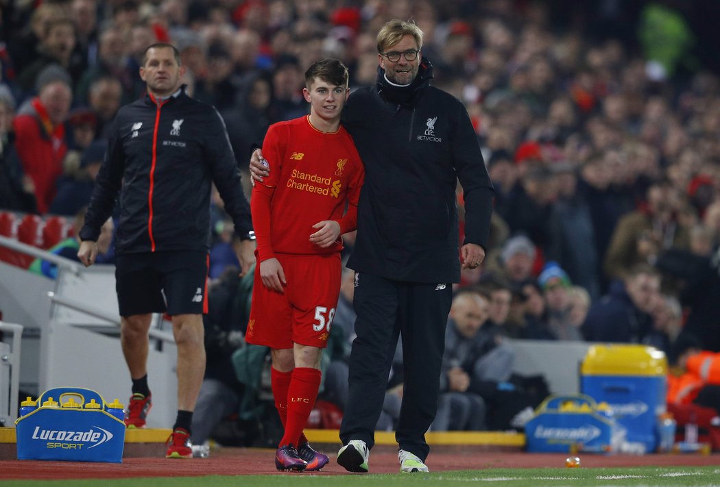 Ben Woodburn před střídáním s trenérem Kloppem