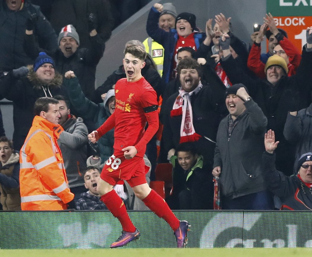 Sedmnáctiletý Ben Woodburn slaví premiérovou trefu za první tým Liverpoolu