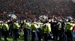 Fanoušci Bristolu se vrhli oslavit postup přes Manchester United na hrací plochu