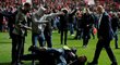 Fanoušci Bristolu se zlobí na policistu, který zastavil jednoho z jejich parťáků po postupu přes Manchester United