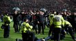 Policie se snaží zpacifikovat fanoušky Bristolu, kteří po triumfu nad United vtrhli na trávník