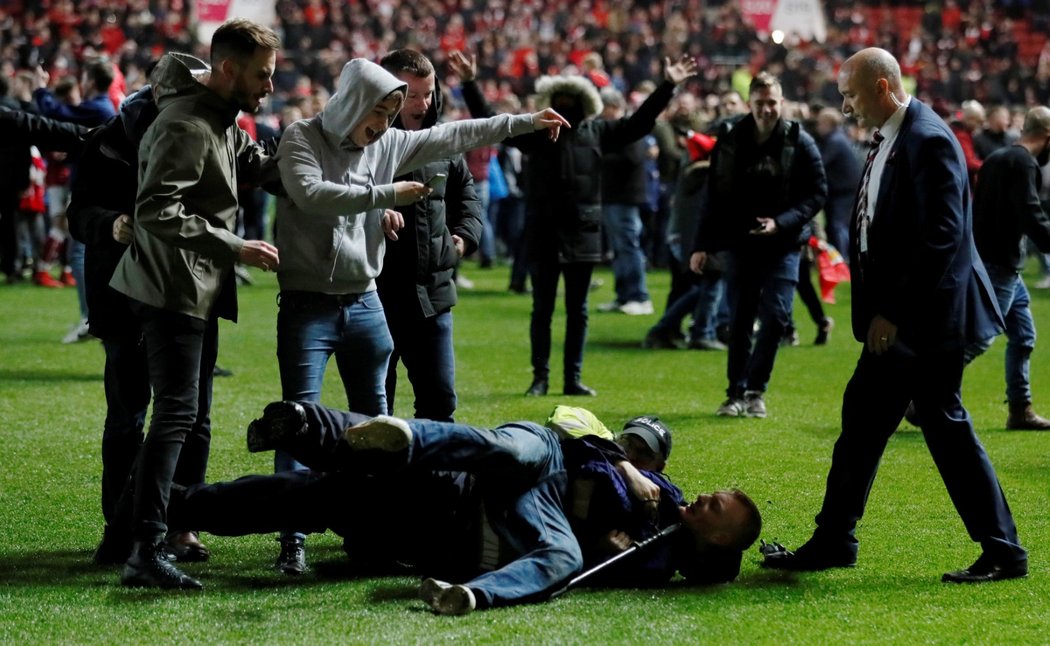 Fanoušci Bristolu se zlobí na policistu, který zastavil jednoho z jejich parťáků po postupu přes Manchester United