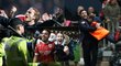 Fanoušci Bristolu po triumfu nad Manchesterem United ve čtvrtfinále Ligového poháru vtrhli na hřiště, manažer Lee Johnson roztomile slavil s malým podavačem míčů...