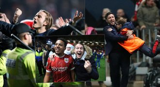 Fanoušci Bristolu po vyřazení United vtrhli na hřiště, kouč objímal klučinu