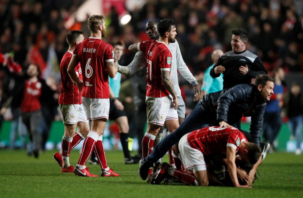 Fotbalisté Bristolu se radují z vítězství nad Manchesterem United a postupu do semifinále Ligového poháru