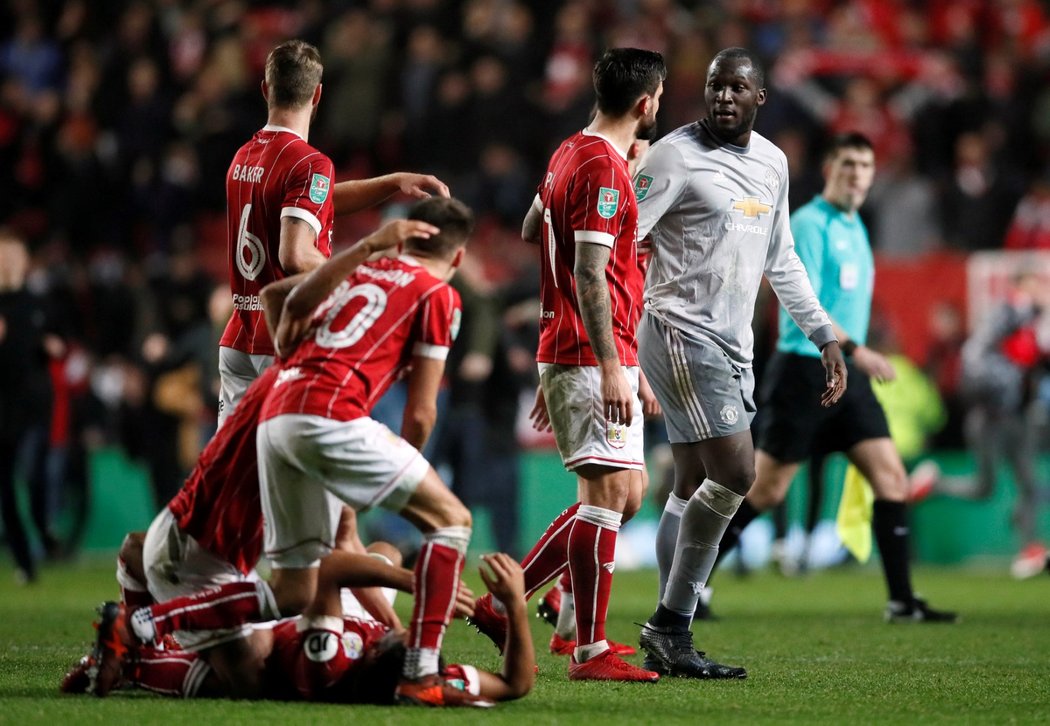 Fotbalisté Bristolu se radují z výhry nad United a postupu do semifinále Carabao Cupu