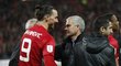 Zlatan Ibrahimovic slaví s koučem José Mourinhem triumf United v Ligovém poháru