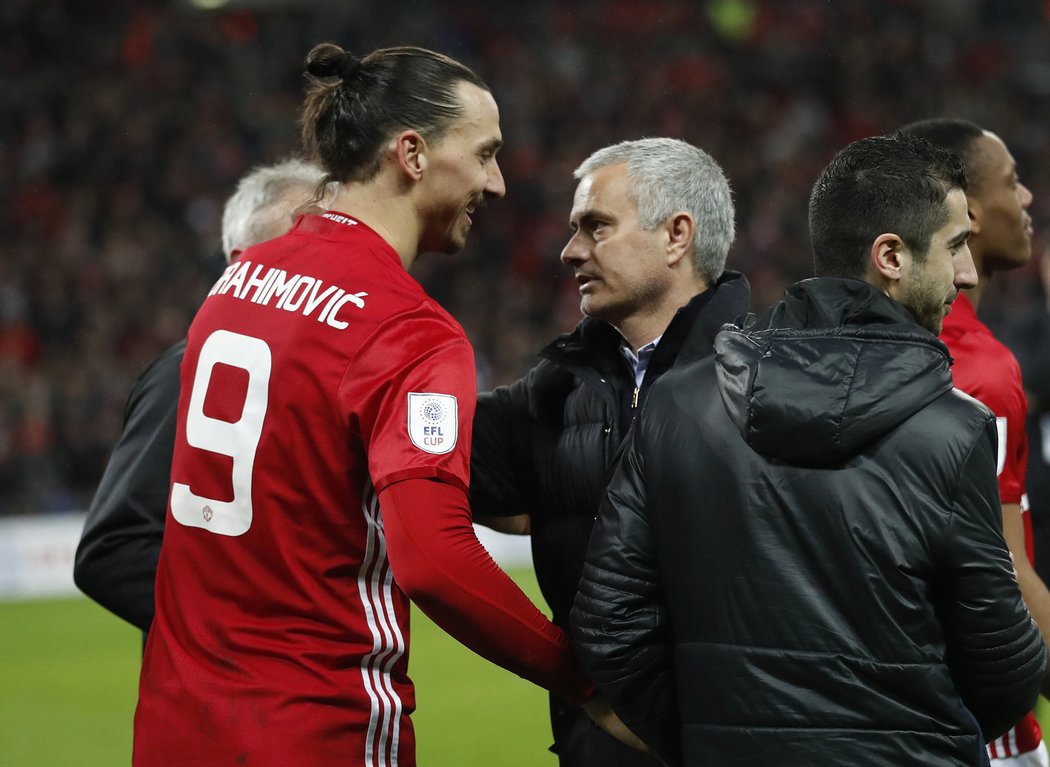 Zlatan Ibrahimovic slaví s koučem José Mourinhem triumf United v Ligovém poháru