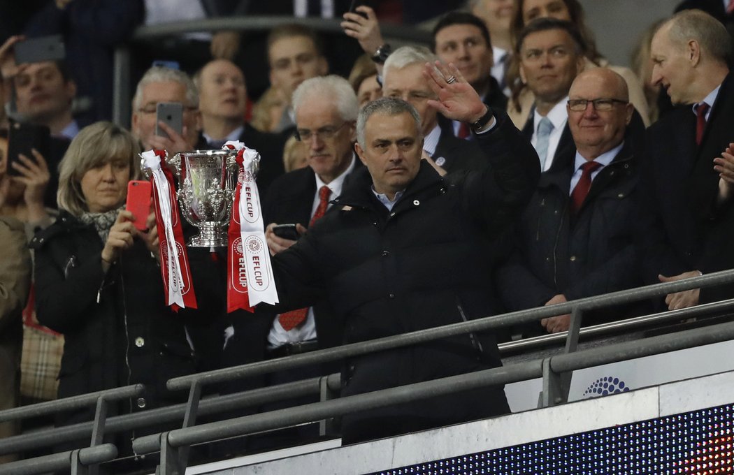 Wayne Rooney zdraví fanoušky s pohárem pro vítěze Ligového poháru