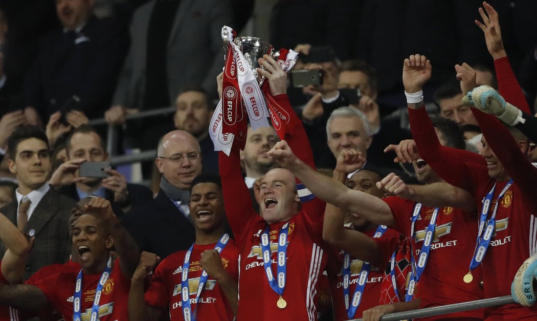 Wayne Rooney zdvihá nad hlavu pohár pro vítěze Ligového poháru