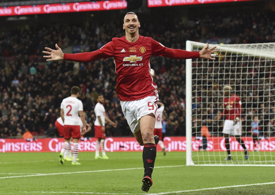 Zlatan Ibrahimovic se raduje z gólu do sítě Southamptonu ve finále Ligového poháru