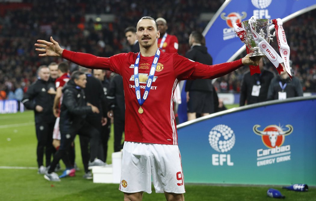 Zlatan Ibrahimovic pózuje s trofejí pro vítěze Ligového poháru