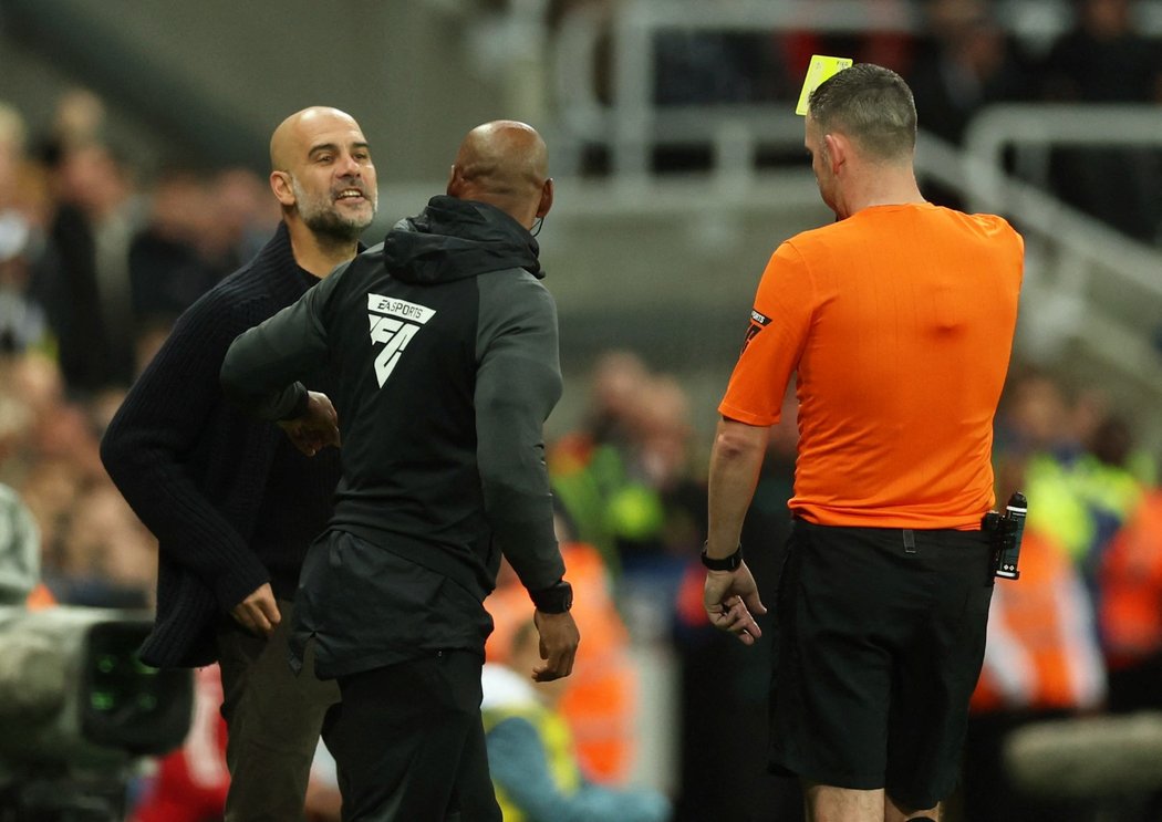 Manažer Manchesteru City Pep Guardiola dostává žlutou kartu v pohárovém duelu proti Newcastlu