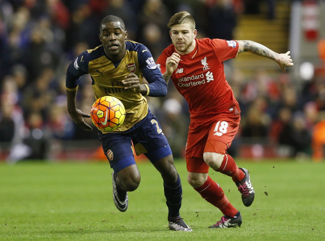 Souboj mezi Cambellem a Albertem Morenem v zápase Liverpool - Arsenal.