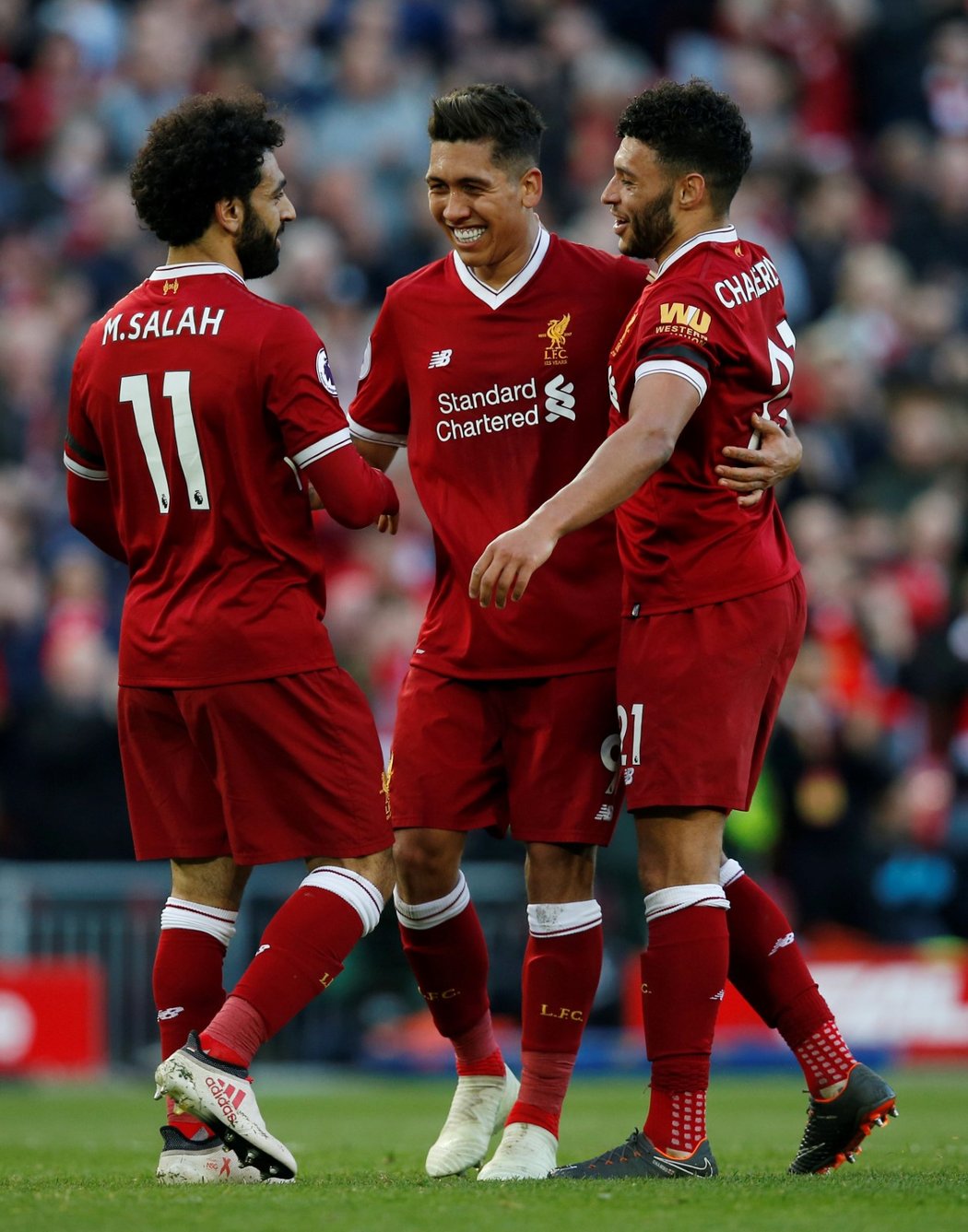 Zleva Mohamed Salah, Roberto Firmino a Oxlade-Chamberlain slaví vstřelený gól do sítě Bournemouthu