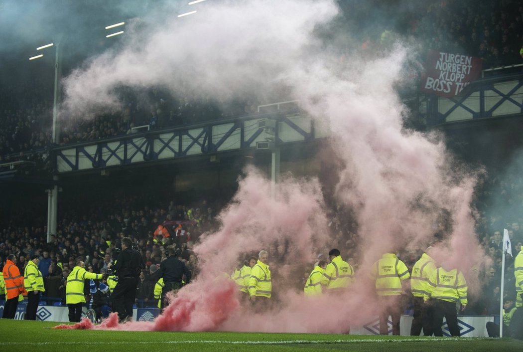 Fanoušci Liverpool slavili výhru dýmovnicemi