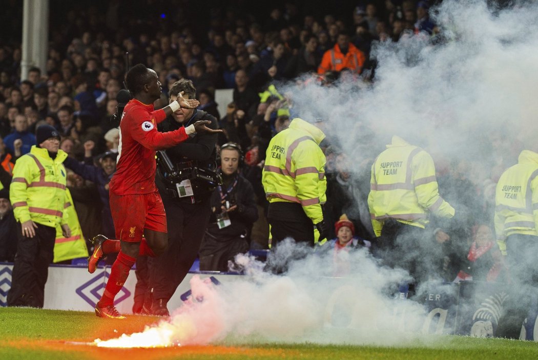 Autor vítězné trefy Sadio Mané slaví před sektorem fanoušků Liverpoolu