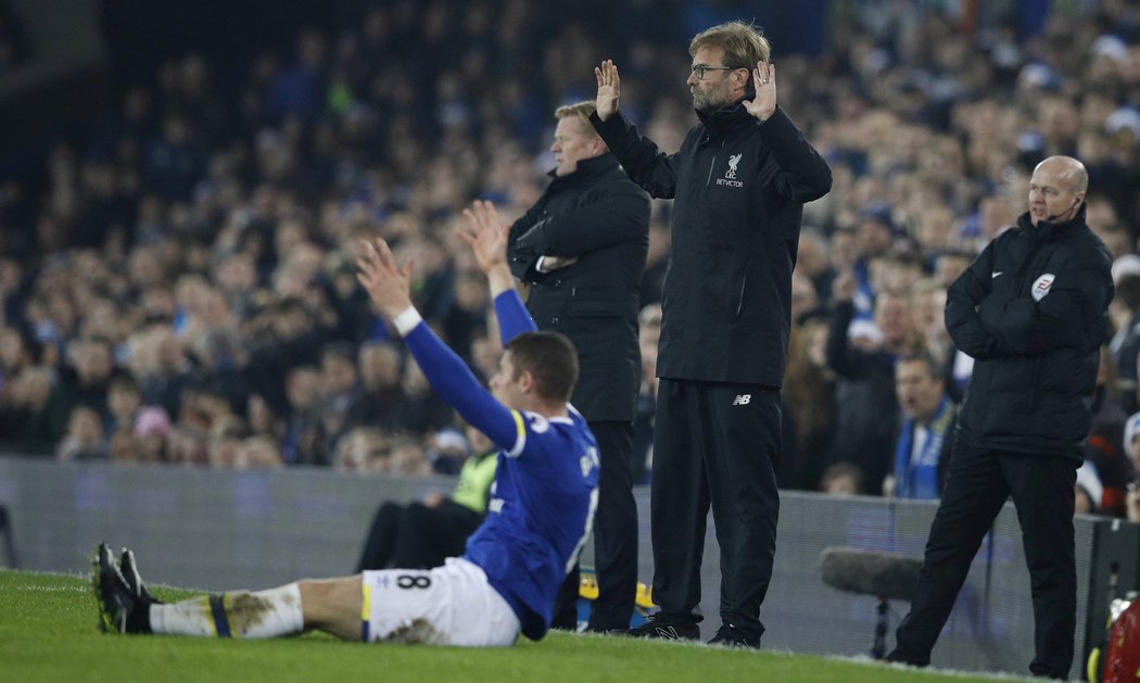 Záložník Evertonu Ross Barkley se zlobí na sudího, kouč Liverpoolu Jürgen Klopp faul odmítá