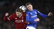 Adam Lallana a James McCarthy v hlavičkovém souboji