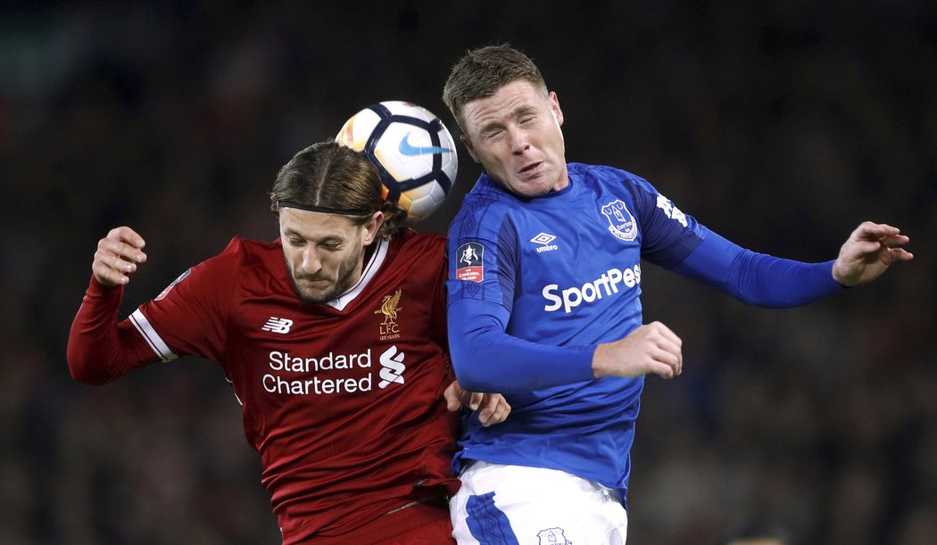 Adam Lallana a James McCarthy v hlavičkovém souboji