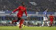 Sadio Mané slaví vítězný gól v derby nad Evertonem