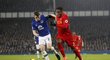 Rychlostní souboj mezi obráncem Evertonu Seamusem Colemanem a liverpoolským útočníkem Divockem Origim (vpravo)